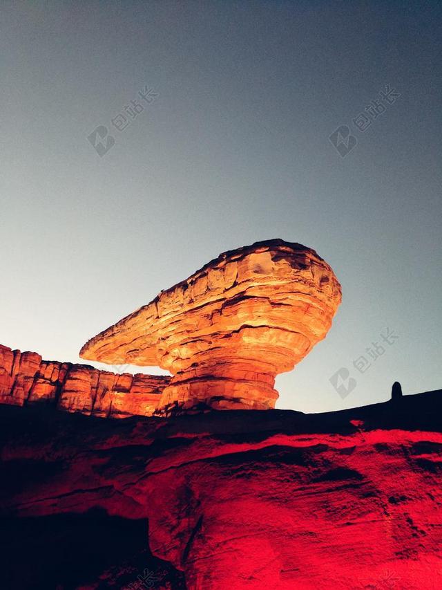 背光 峡谷 沙漠 干的 黄昏 傍晚 地质 景观 山 自然 在户外 岩石 多石的 沙 风景 天空 日落