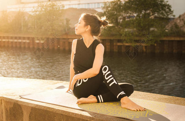 身体 随便的 日光 女孩 金色的 日落 景观 冥想 在户外 和平 人 姿势 位置 河 坐 拉伸 日落 树 水 女人 瑜伽 年轻的