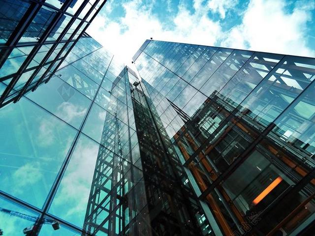 建筑的 设计 建筑学 建筑 商业 城市 云 建设 当代的 市中心 表达 外观 未来 玻璃 玻璃 项目 玻璃 面板 玻璃 窗户 高的 低的 角 射击 现代的 办公室 观点 反射 天空 摩天大楼 钢 塔尔