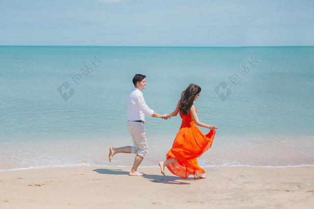 赤脚的 海滩 夫妇 日光 举办 手 男人 海洋 在户外 玩 沙 海 海滨 欢聚 水 穿 女人