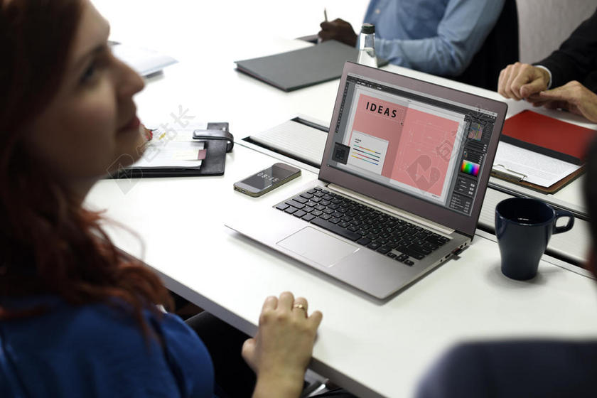成人 椅子 同事 公司 计算机 会议 创造性的 杯子 书桌 装置 雇员 在室内 互联网 笔记本电脑 看 会议 笔记本 办公室 人 计划 演示 房间 屏幕 坐 适合 桌子 技术 电话 穿 女人 工作 工作场所