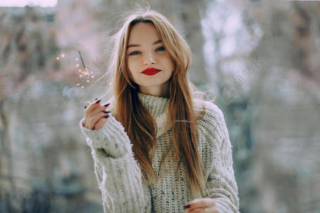 美丽的 日光 面对 时尚 女孩 头发 在户外 外部 公园 红色 嘴唇 微笑 女人 年轻的