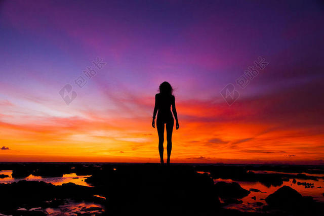 余辉 背光 海滩 美丽的 云 颜色 黎明 黄昏 环境 女性的 女孩 地平线 田园 JUSTIFYYOURLOVE 女士 自然 海洋 在户外 和平 人 岩石 风景 风景 海 阴影 轮廓 天空 站立 石头 夏天 日出 日落 宁静 女人