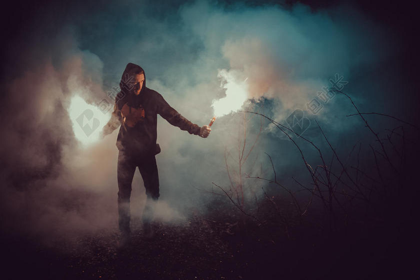 成人 黑暗的 黎明 能量 火焰 雾 雾 景观 光 闪电 神秘 夜 在户外 人 运行 运行 轮廓 烟