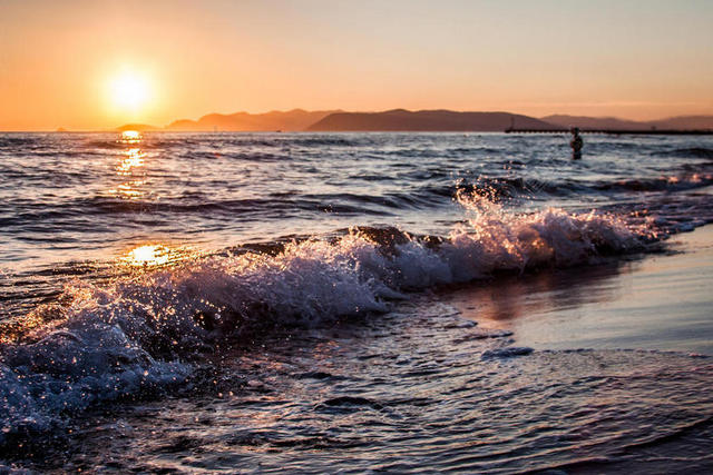 海滩 云 黄昏 傍晚 金色的 小时 地平线 码头 景观 山 自然 海洋 在户外 人 反思 沙 风景 海 海景 海滨 岸 剪影 天空 太阳 日落 水 波浪
