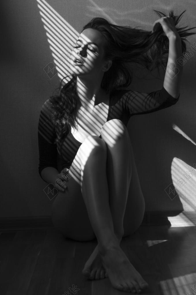 成人 黑白 时尚 女性的 女孩 女士 模型 单色 拍摄 冒充 性感 阴影 风格 穿 女人
