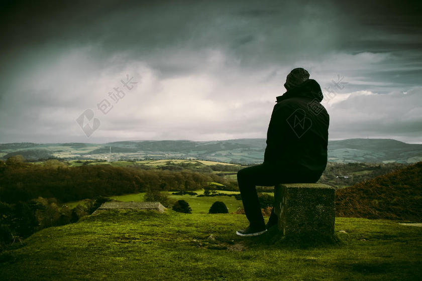 冒险 块 平静的 云 多云的 寒冷的 黑暗的 云 环境 草 田园 夹克 景观 山 自然 在户外 人 岩石 风景 风景 坐 坐 天空 石 看法 癖