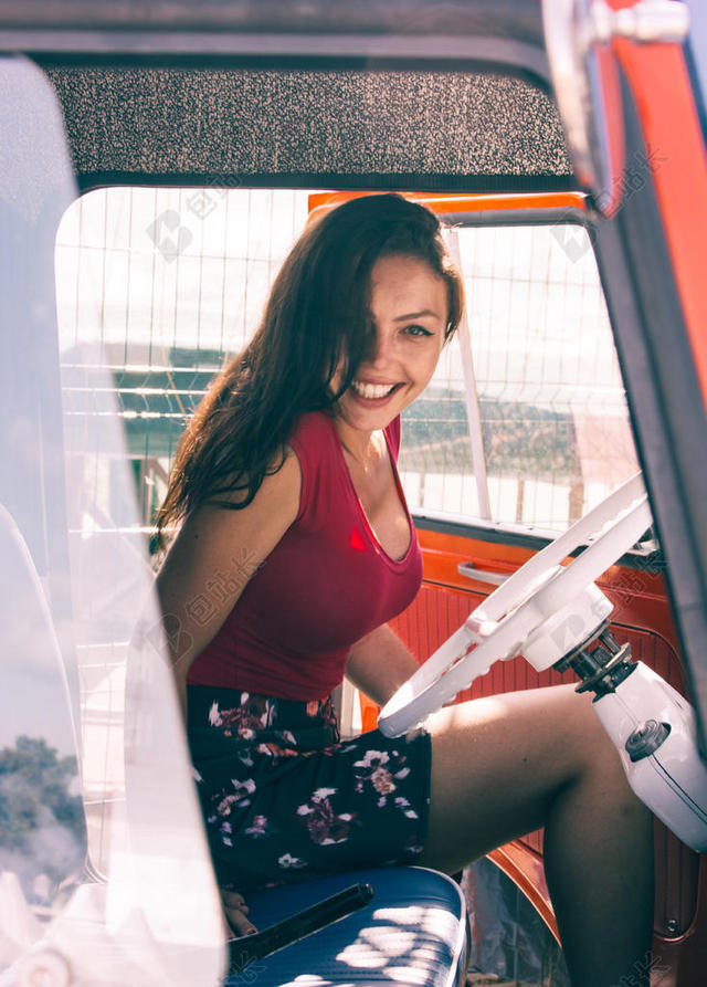有吸引力的 汽车 美丽的 美女 汽车 时尚 女孩 头发 幸福 幸福的 女士 腿 闲暇 模型 人 拍摄 姿势 姿势 漂亮的 性感 坐 坐 微笑 微笑 驾驶 轮 风格 夏天 运输 系统 旅行 车辆 穿 窗口 女人 年轻的