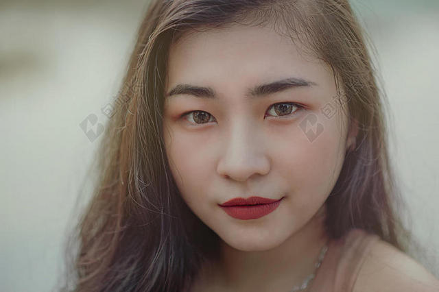 有吸引力的 美丽的 美女 可爱的 优雅的 眼睛 面对 面部 表达 时尚 女性的 女孩 魅力 头发 幸福的 女士 嘴唇 口红 看 化妆 模型 人 拍摄 肖像 漂亮的 性感 微笑 微笑 女人