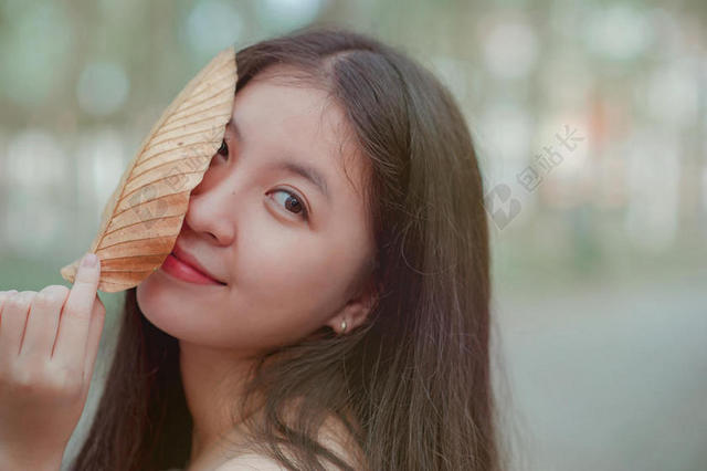 青少年 美丽的 模糊 小孩 特写 可爱的 深度 属于 领域 享受 眼睛 眼睛 面对 面部 表达 集中 乐趣 女孩 头发 幸福 幸福的 清白 叶 看 可爱的 模型 人 拍摄 肖像 漂亮的 放松 皮肤 微笑 微笑 女人 年轻的