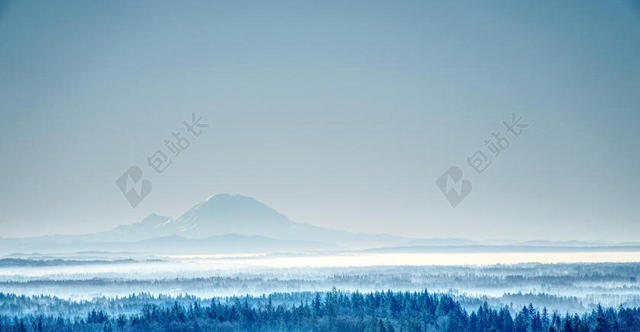 寒冷的 黎明 雾 森林 朦胧 田园 景观 朦胧 山 黑暗 自然 在户外 风景 风景 天空 雪 宁静 旅行 树 冬天 伍兹