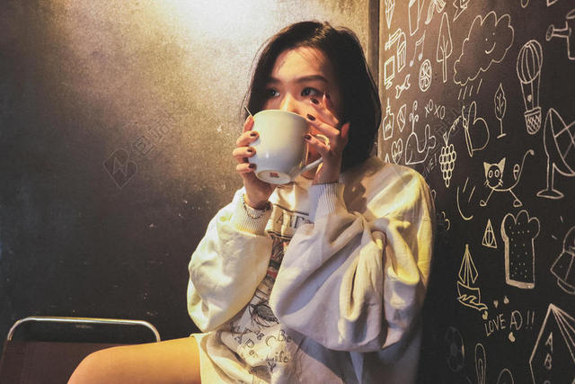 背景 杯子 图画 饮酒 眼睛 面对 时尚 女孩 手 举办 在室内 人 肖像 工作室 穿 女人 年轻的