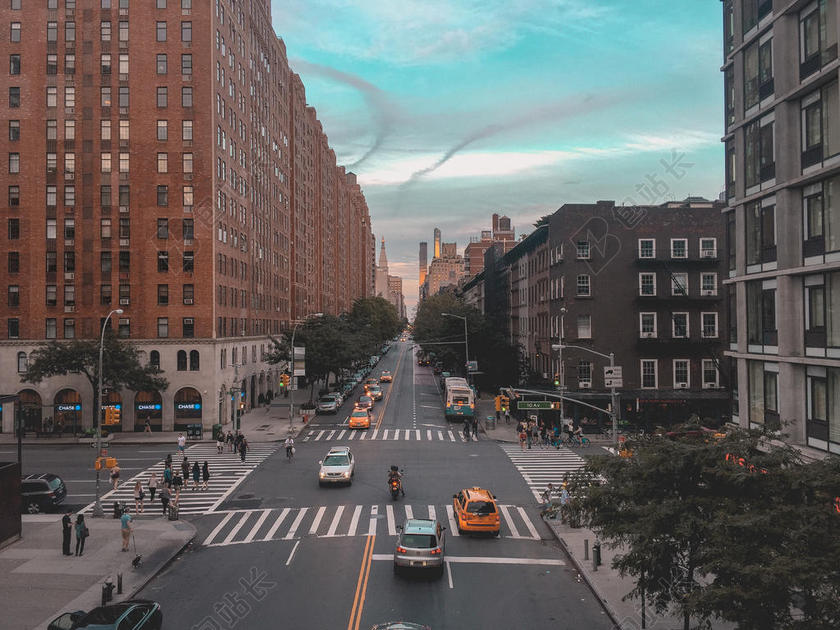 建筑学 建筑 公共汽车 商业 汽车 城市 城市景观 云 日光 市中心 路灯柱 办公室 在户外 行人 十字路口 人 路 天空 街道 出租车 塔 交通 运输 系统 树 城市的 车辆