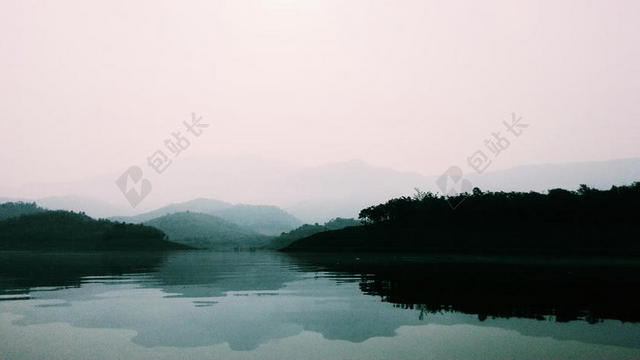 平静的 水域 清楚的 天空 寒冷的 黑暗 黎明 日光 黄昏 雾 雾 森林 湖 景观 薄雾 山 自然 户外的 在户外 和平 平静的 反射 河 风景 天空 夏天 旅行 树 越南 水