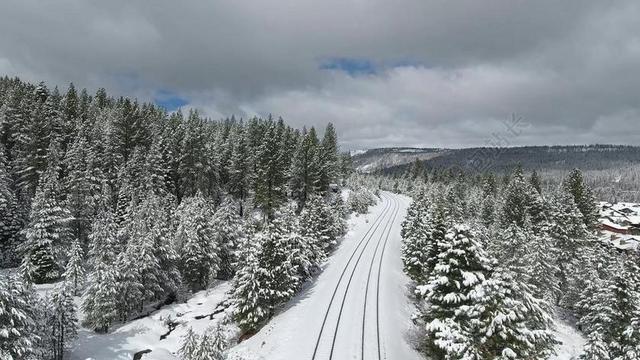 云 寒冷的 常绿 雾 冰冻的 霜 冷冰冰的 冷冻 高的 角 射击 冰 冰冷的 景观 山 自然 在户外 铁路 铁路 轨道 风景 季节 天空 雪 下雪的 镇 轨道 树 天气 冬天 冬天 景观 木材 伍兹