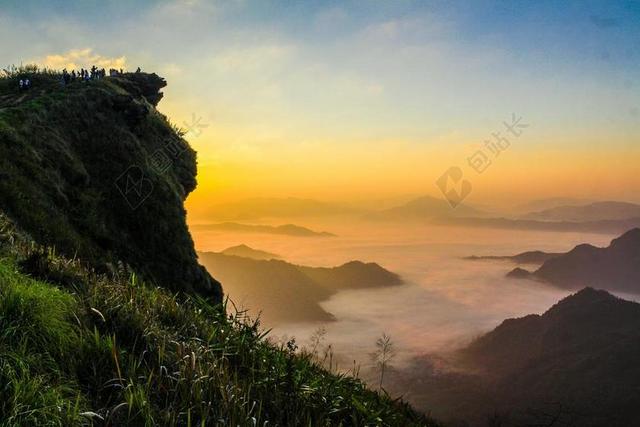 冒险 亚洲 背景 美丽的 悬崖 云 黎明 日光 黄昏 环境 雾 雾 森林 草 绿色 高的 高的 角 射击 小山 景观 光 薄雾 早晨 山 自然的 自然 在户外 公园 峰 场景 风景 风景 天空 太阳 阳光 晴朗的 赛人