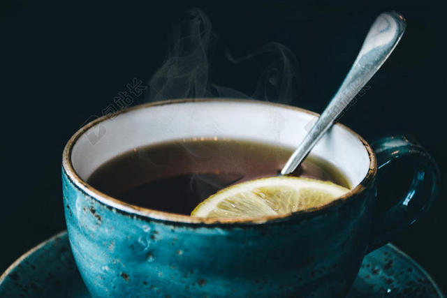 芳香的 黑色 背景 陶瓷 杯子 关闭 - 杯子 黑暗的 健康的 中草药 茶 热的 喝 柠檬 茶 液体 杯子 茶托 烟 餐具 茶 茶 杯子 茶杯 茶匙