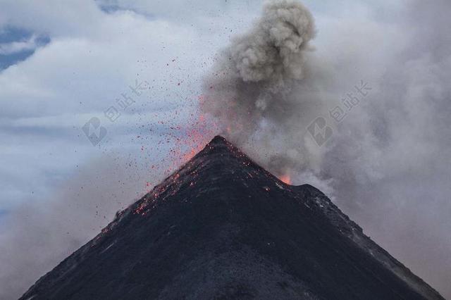 灰 繁荣 灾难 云 冷凝 陨石坑 日光 喷发 爆炸 火焰 雾 景观 熔岩 山 自然 在户外 风景 天空 烟 火山的 火山的 喷发 火山 天气