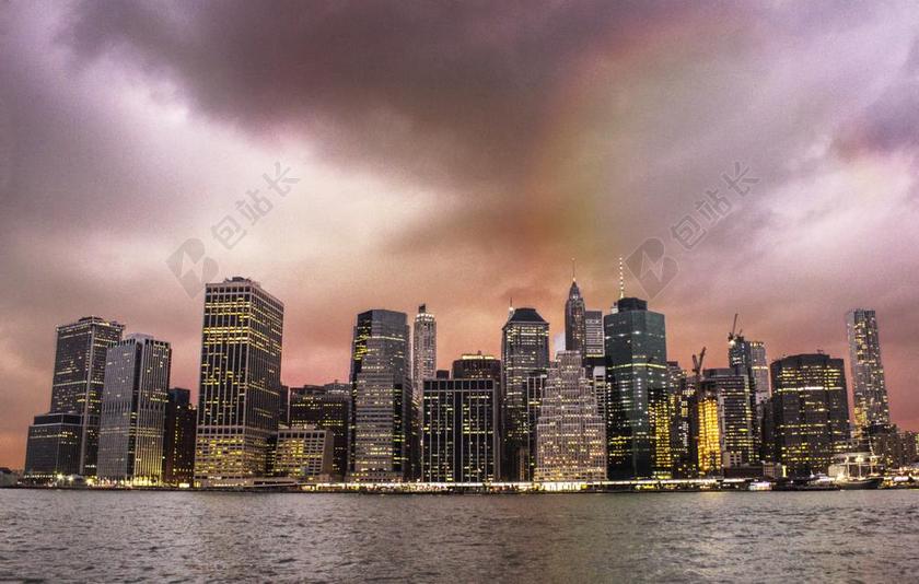 建筑学 建筑 城市 城市 灯 城市景观 云 丰富多彩的 市中心 黄昏 帝国 状态 建筑 金融 港 新的 约克 新的 约克 城市 纽约 办公室 反射 河 天空 天际线 摩天大楼 摩天大楼 暴风雨 日落 塔 旅行 城市的 水 滨水 WEA