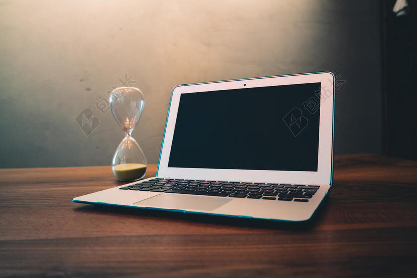 商业 计算机 概念的 连接 当代的 书桌 装置 显示 电子学 沙漏 在室内 互联网 键盘 笔记本电脑 现代的 班长 笔记本 便携式的 沙 屏幕 仍然 生活 桌子 技术 无线的 木制的