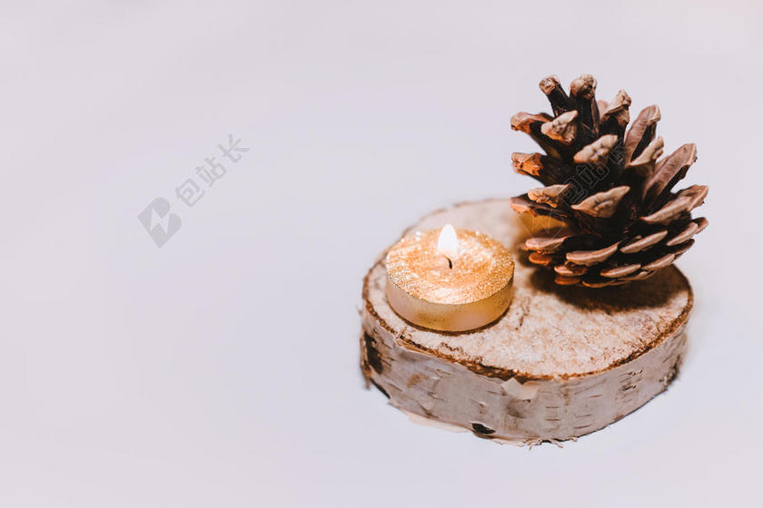 燃烧 蜡烛 烛光 关闭 - 火焰 松木 锥 蜡 白色 背景