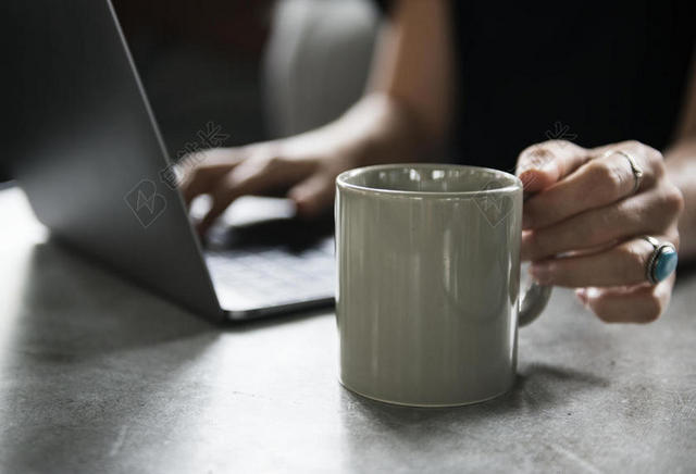 饮料 模糊 商业 CAFé 咖啡 咖啡 商店 杯子 喝 意大利浓咖啡 玻璃 手 热的 在室内 笔记本电脑 闲暇 生活方式 杯子 在线 人 放松 放松 戒指 桌子 女人 工作 工作