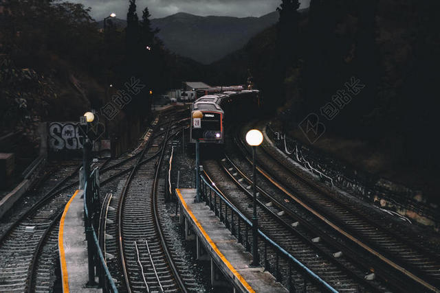 云 多云的 黑暗的 森林 涂鸦 指导 铁 灯 帖子 灯 线 机车 山 夜 在户外 平台 铁路 铁路 轨道 铁路 站 铁路 站 钢 轨道 火车 火车 站 火车 轨道 运输 系统 树
