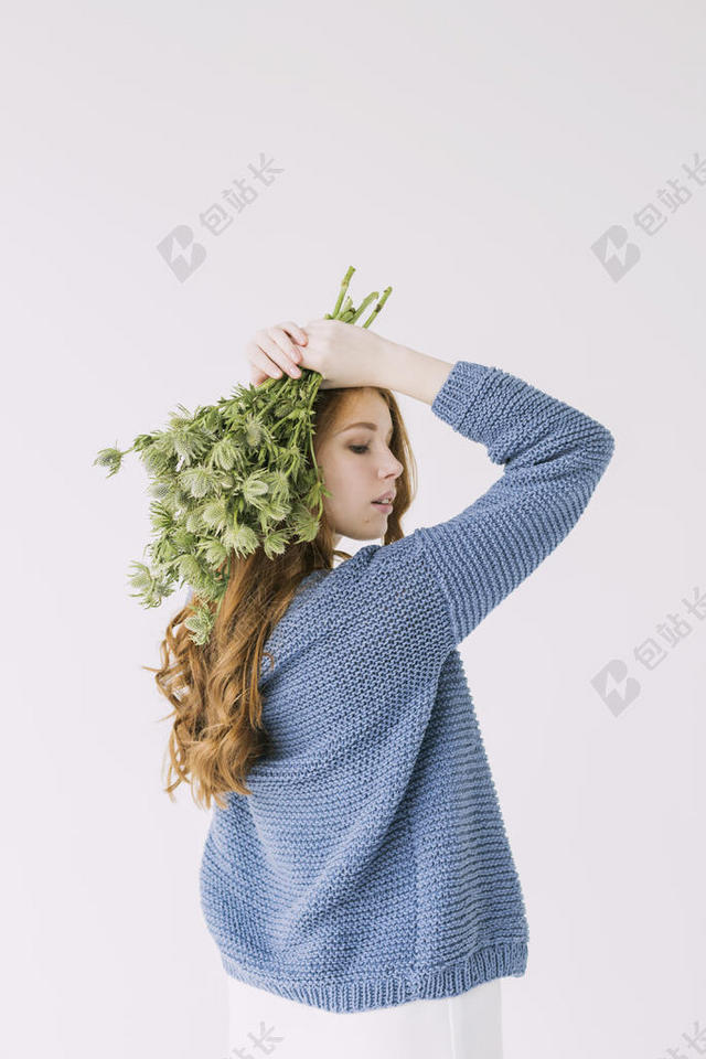 美丽的 美女 随便的 特写 面对 时尚 女性的 花 花束 花 集中 女孩 头发 在室内 人 拍摄 姿势 漂亮的 毛衣 穿 女人 年轻的