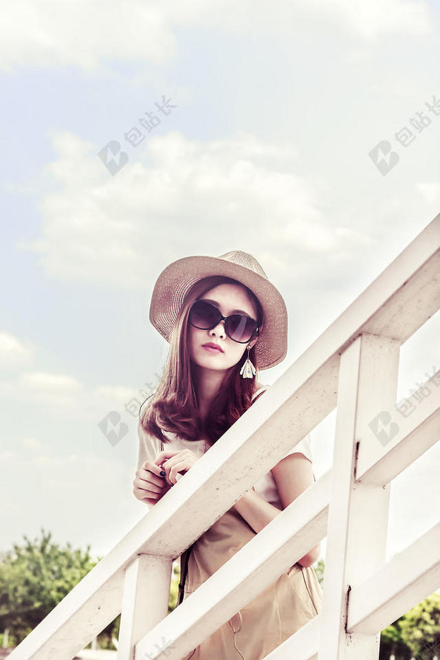 成人 有吸引力的 美丽的 美女 随便的 耳环 眼镜 眼镜 面对 时尚 女孩 手 帽子 闲暇 模型 在户外 人 拍摄 姿势 漂亮的 红色 嘴唇 性感 天空 稻草 帽子 风格 时尚的 夏天 太阳 晴朗的 白天 旅行 穿 天气 女人 年轻的