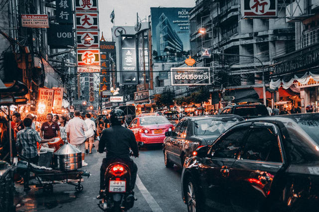 傍晚热闹的街头背景图片