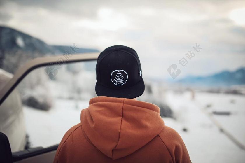 汽车 模糊 帽子 汽车 云 日光 帽衫 毛衣 景观 男人 山 在户外 人 天空 雪 运输 系统 旅行 车辆 冬天 年轻的