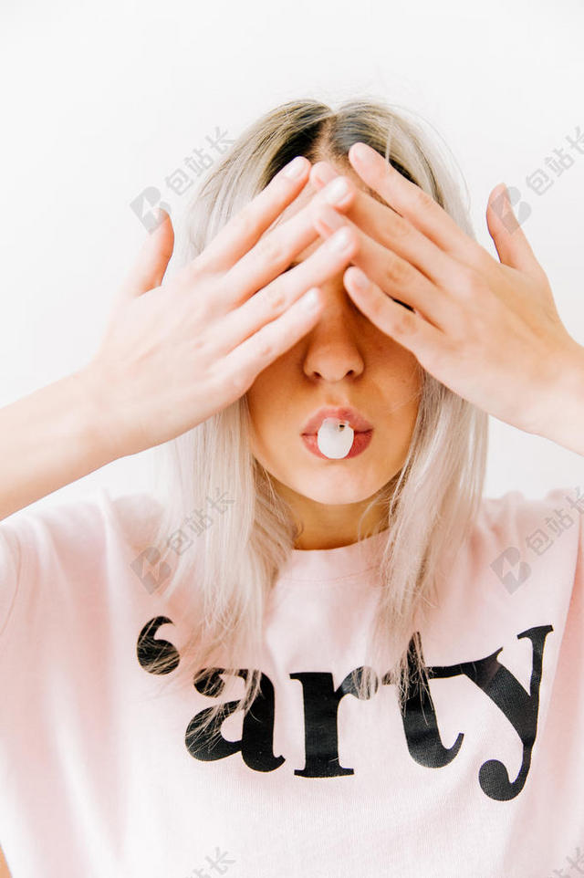 成人 艺术 美丽的 美女 气泡 口香糖 颜色 可爱的 眼睛 面对 时尚 女性的 女孩 口香糖 头发 发型 头 人类 女士 模型 人 拍摄 肖像 姿势 漂亮的 放松 衬衫 皮肤 强调 工作室 风格 时尚的 女人