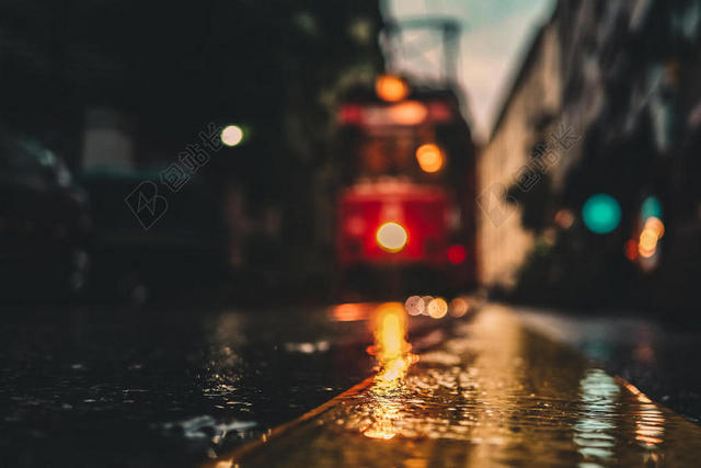 潮湿的马路和红色的电车背景图片