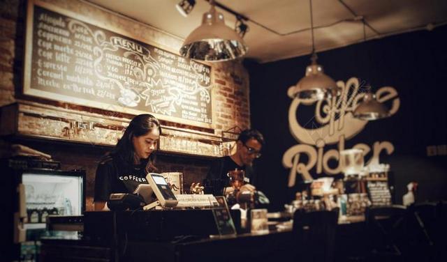 咖啡师 咖啡师 女孩 商业 CAFé 出纳 咖啡 咖啡 商店 柜台 雇员 在室内 男人 人 服务