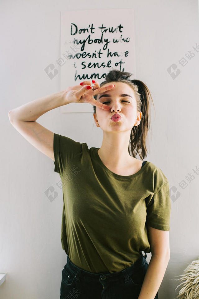 青少年 有吸引力的 美丽的 美女 随便的 可爱的 享受 面对 时尚 女性的 框架 乐趣 女孩 头发 发型 幸福的 在室内 看 模型 人 肖像 姿势 噘嘴 撅嘴 漂亮的 房间 性感 风格 墙 穿 女人 年轻的