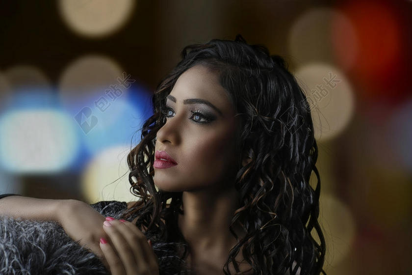 成人 艺术家 美丽的 散景 卷曲的 头发 优雅的 时尚 节日 女孩 魅力 在室内 灯 化妆 模型 音乐 性能 人 拍摄 肖像 姿势 性感 边 看法 歌手 穿 女人