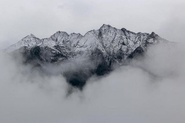 冒险 攀登 云 寒冷的 日光 雾 冰川 高的 徒步旅行 冰 景观 薄雾 山 山 峰 自然 在户外 顶峰 岩石 风景 天空 雪 旅行 冬天