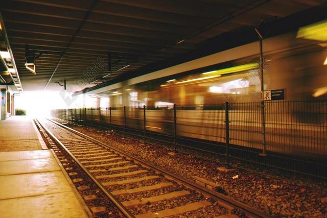 模糊 城市 黑暗的 快速的 光 机车 运动 移动 在户外 平台 公众的 运输 铁路 铁路 轨道 铁路 站 地铁 系统 终端 时间 失效 交通 火车 火车 站 运输 系统 旅行 隧道 城市的
