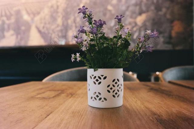 模糊 特写 颜色 植物区系 花 安排 花 家具 在室内 内部 设计 叶 紫色 花 桌子 花瓶 木材