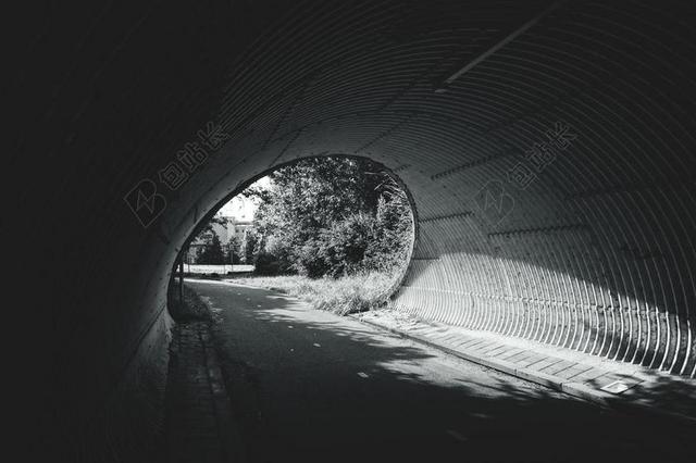 黑白 黑暗的 草 景观 光 在户外 路 阴影 街道 地铁 系统 阳光 树 隧道