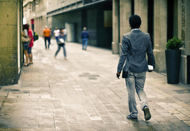 成人 胡同 建筑学 建筑 城市 城市 生活 时尚 男人 在户外 路面 人 路 购物 街道 镇 旅行 城市的 等待 步行 行走 穿