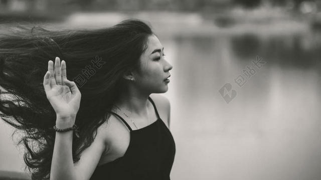 成人 黑白 面对 面部 表达 时尚 女孩 头发 手 景观 光 模型 在户外 公园 人 简介 运行 运行 边 看法 穿 风 女人