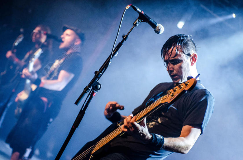 成人 艺术家 乐队 音乐会 电的 吉他 娱乐 吉他手 吉他 工具 灯 麦克风 音乐 音乐的 工具 音乐家 人 性能 表演者 显示 歌手 阶段 弦 工具 穿