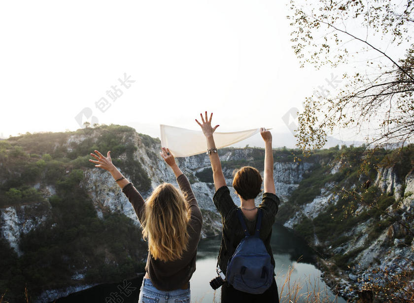 成人 冒险 后面 无忧无虑的 随便的 白种人 令人愉快的 悬崖 日光 目的地 享受 享受 女性的 旗帜 自由 朋友 友谊 乐趣 女孩 手 向上的 旅行 快乐 湖 景观 闲暇 山 自然 在户外 人 风景 站立 夏天 日落 T