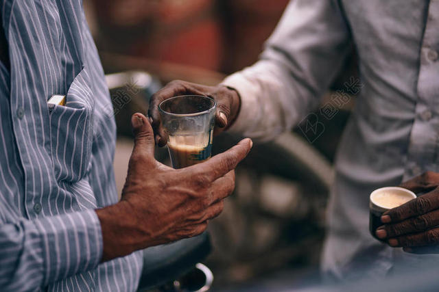成人 亚洲 饮料 黑色 模糊 棕色的 商业 咖啡因 咖啡 颜色 商业 乡村 杯子 肮脏的 喝 能量 风味 集中 食物 玻璃 组 手 热的 照亮 印度 印度 在室内 爱 男人 会议 男人 人 人 肖像 茶 传统 旅行 向上的 VE