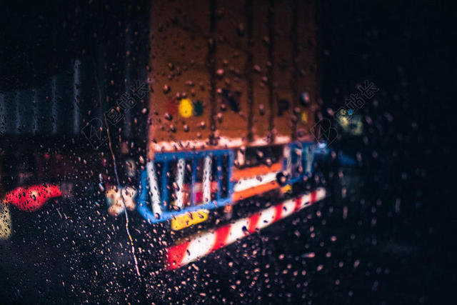 变模糊 模糊的 特写 黑暗的 露水 露珠 液滴 滴 玻璃 玻璃 窗口 雨滴 水 水滴 潮湿的 窗口