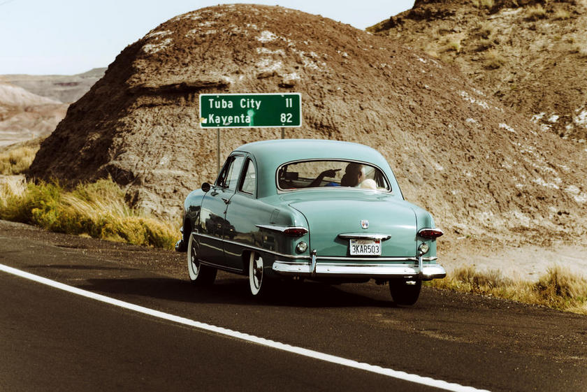 美国人 美国人 汽车 亚利桑那州 沥青 汽车 汽车 经典 轿跑车 沙漠 开车 快速的 公路 山 匆忙 景观 古老的 男人 在户外 停 路面 反射 放松 路 路 旅行 沙 闪亮的 土壤 街道 风格 运输 系统 旅行 卡车 城市的
