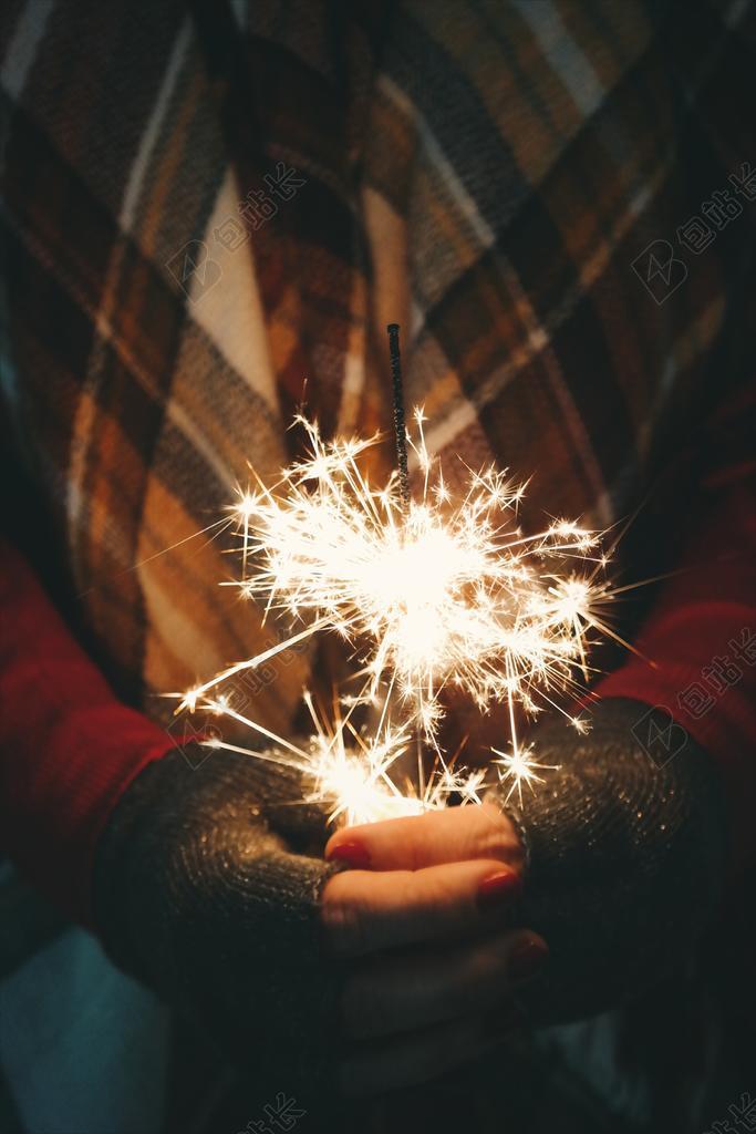 模糊 明亮的 庆典 黑暗的 傍晚 女性的 烟花 闪光 手 举办 热的 照亮 光 灯 发光 夜 在户外 烟 火花 闪耀 烟火 火花 星星