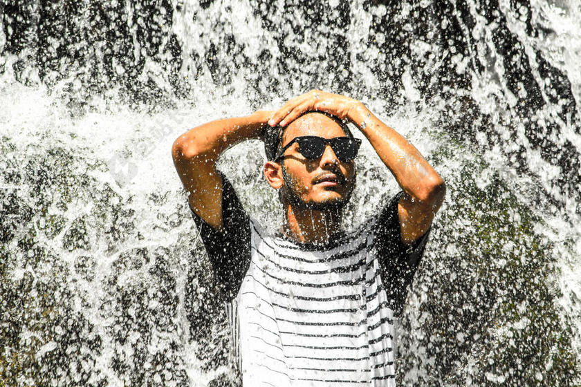 凉爽的 面对 乐趣 男人 在户外 人 太阳镜 水 瀑布 穿 潮湿的