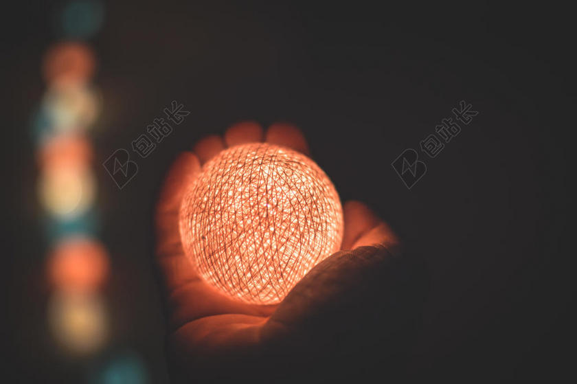 模糊 明亮的 丰富多彩的 颜色 黑暗的 散焦 电的 光 闪闪发光 手 照亮 灯 发光 夜 圆 圆 外面的